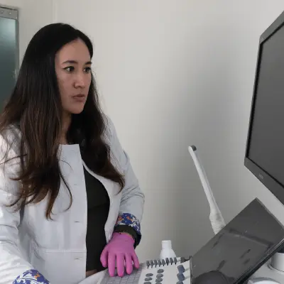 Especialista realizando ecografía en VPH Perú